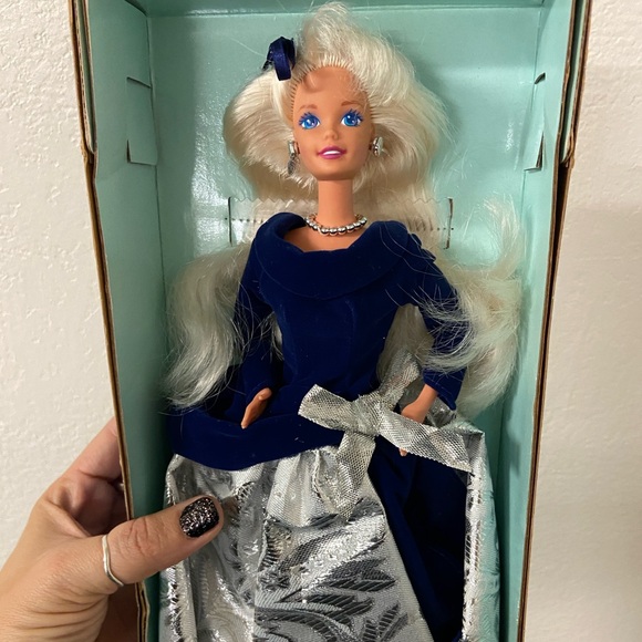 Special Edition Winter Velvet Barbie - Picture 2 of 5